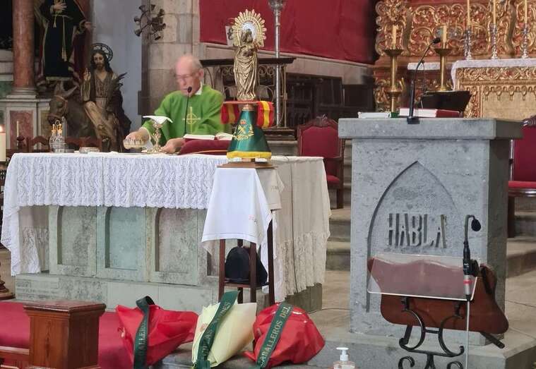 La talla donada junto al altar, este mediodía en el templo matriz de Telde/TA.